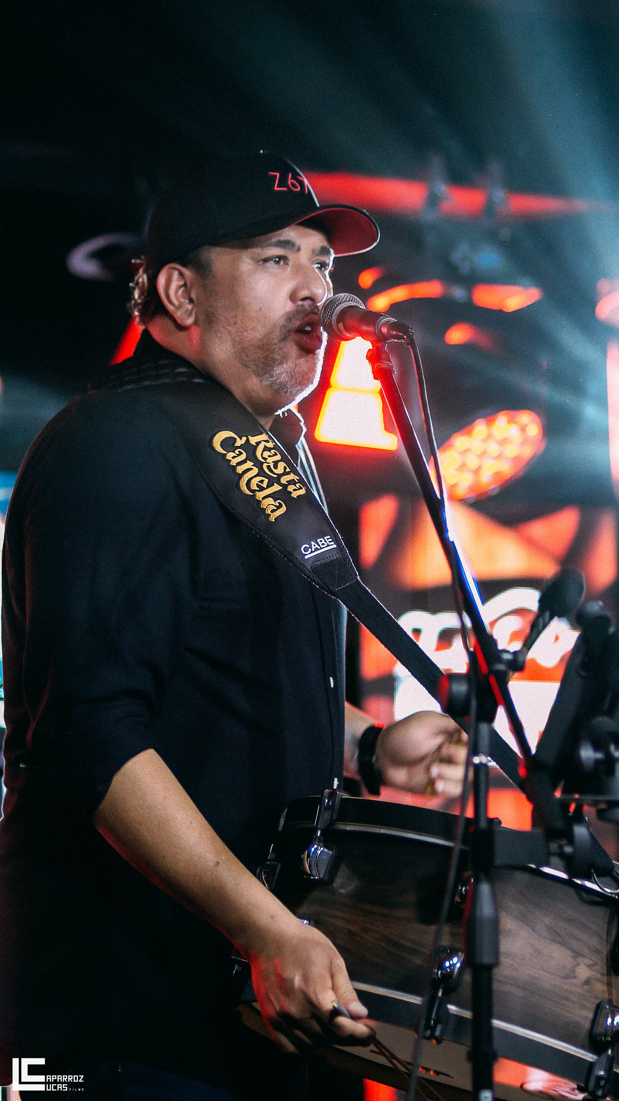 Rafael cantando no palco